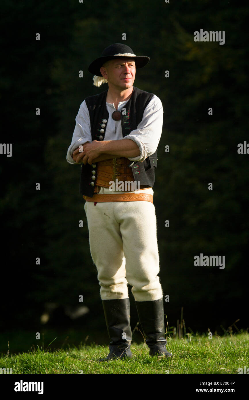 Highlander vom Schlesischen Beskiden tragen Tracht. Nydek, Tschechische Republik. Stockfoto