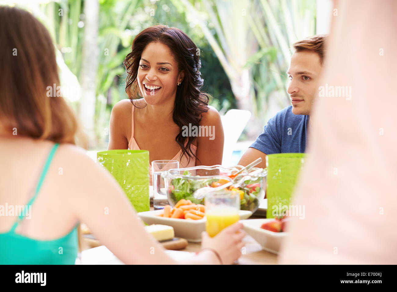 Gruppe von Freunden genießen Mahlzeit im Freien zu Hause Stockfoto