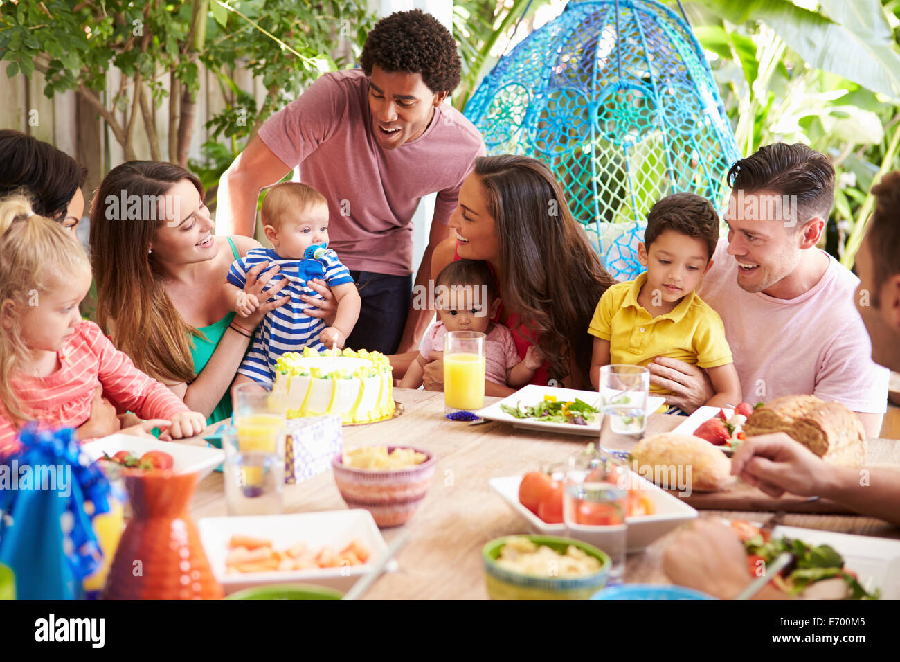 Gruppe Von Familien Feiern Kindergeburtstag Zu Hause Stockfoto