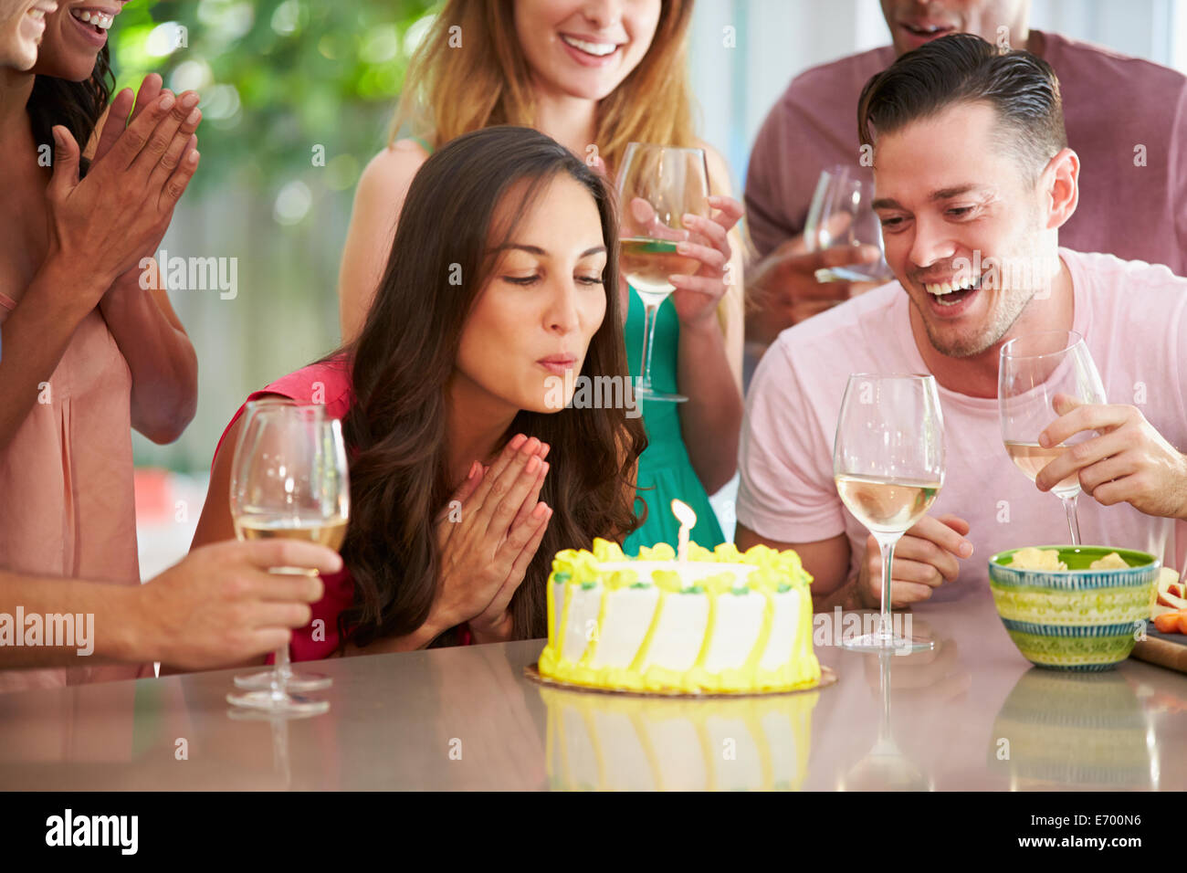 Gruppe von Freunden feiert Geburtstag zu Hause Stockfoto