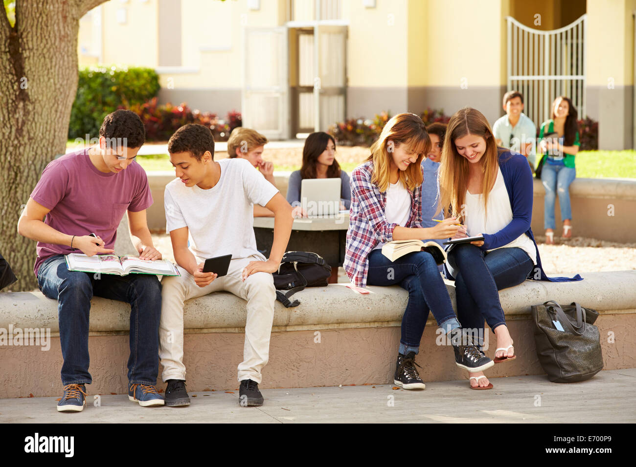 Schülerinnen und Schüler hängen auf dem Campus Stockfoto