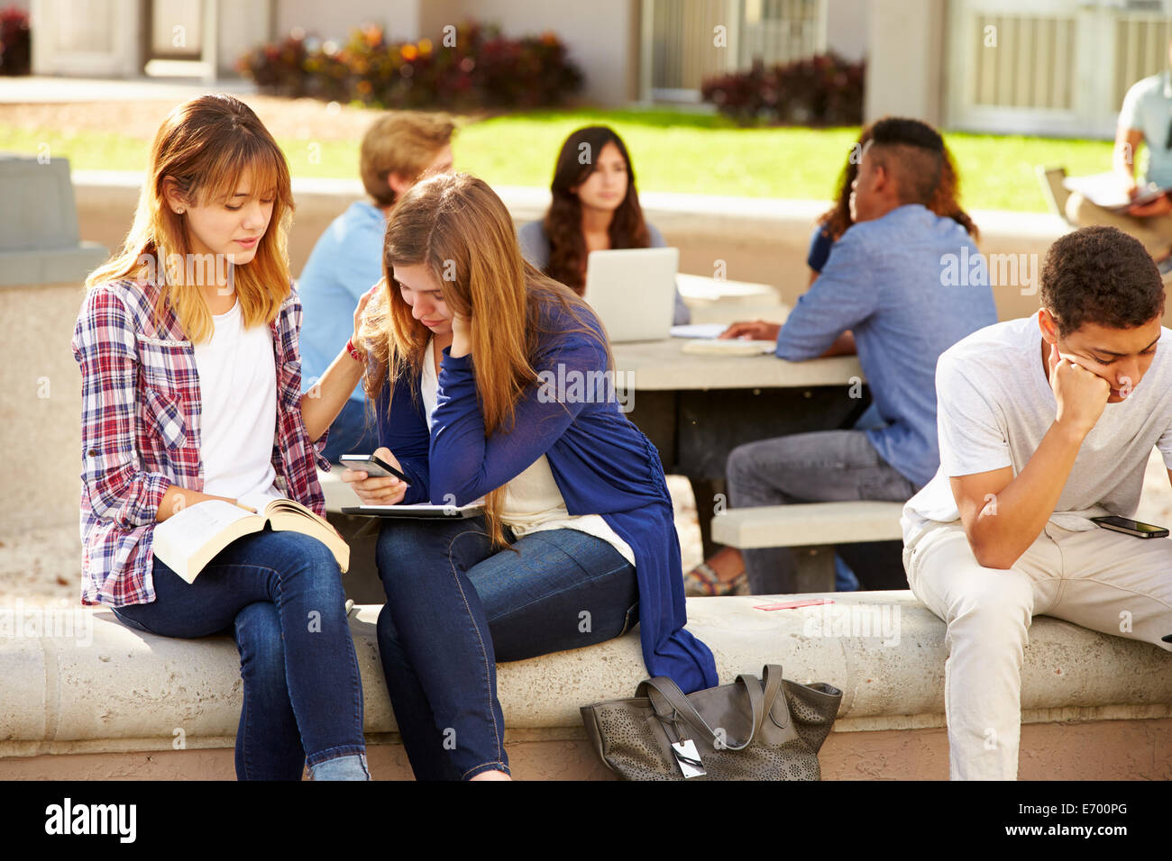 Weibliche High-School-Schüler unglücklich Freund trösten Stockfoto