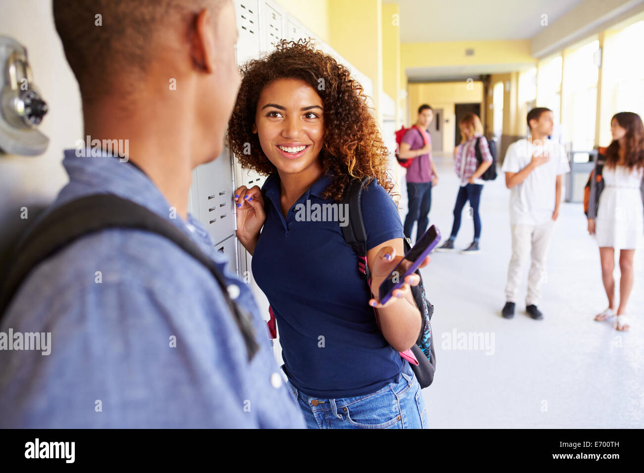 Schülerinnen und Schüler von Schließfächern Blick auf Handy Stockfoto