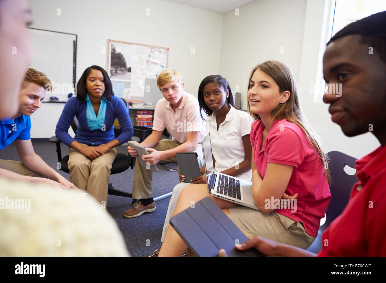 Schülerinnen und Schüler an Gruppendiskussionen teilnehmen Stockfoto