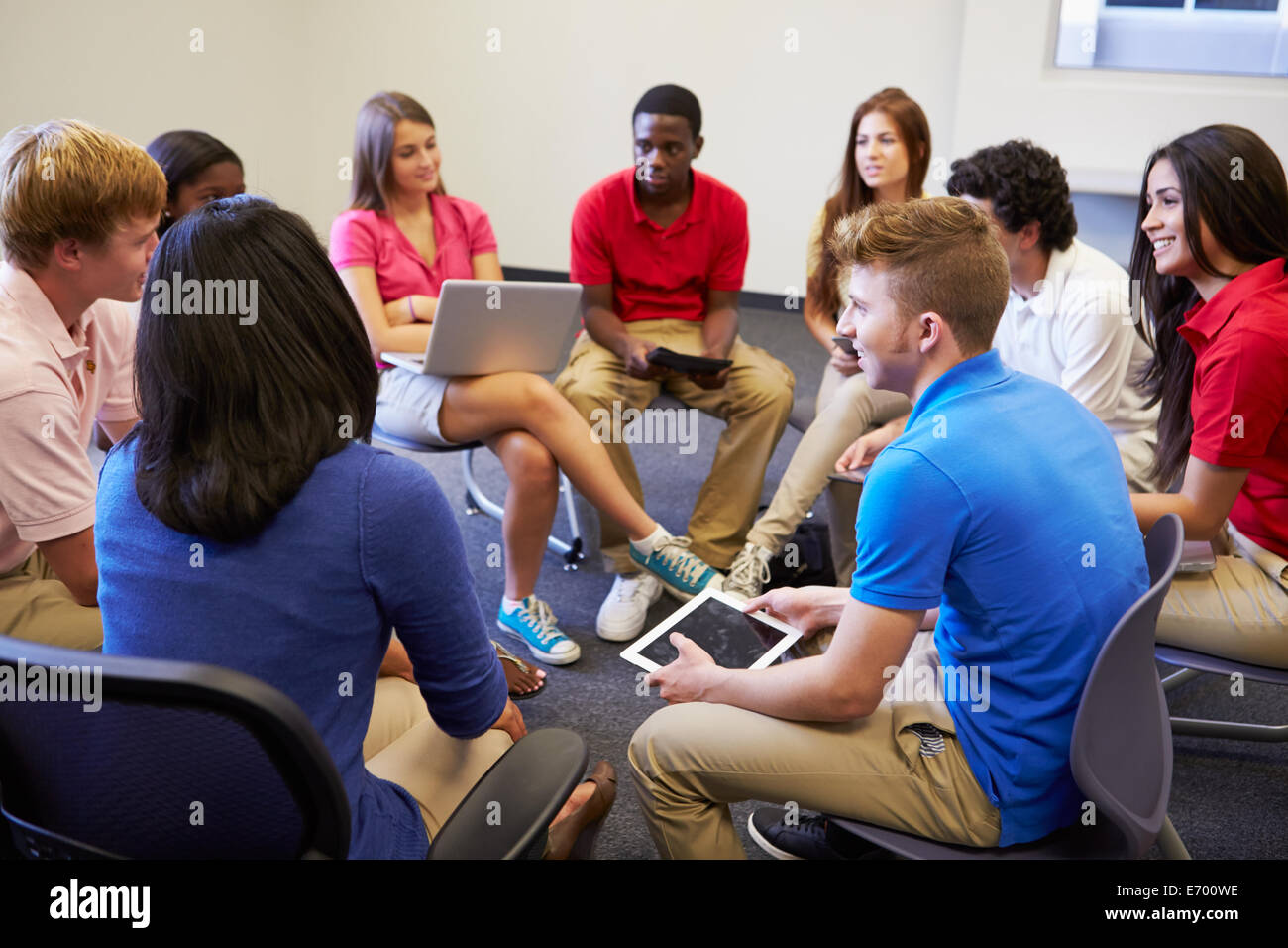 Schülerinnen und Schüler an Gruppendiskussionen teilnehmen Stockfoto