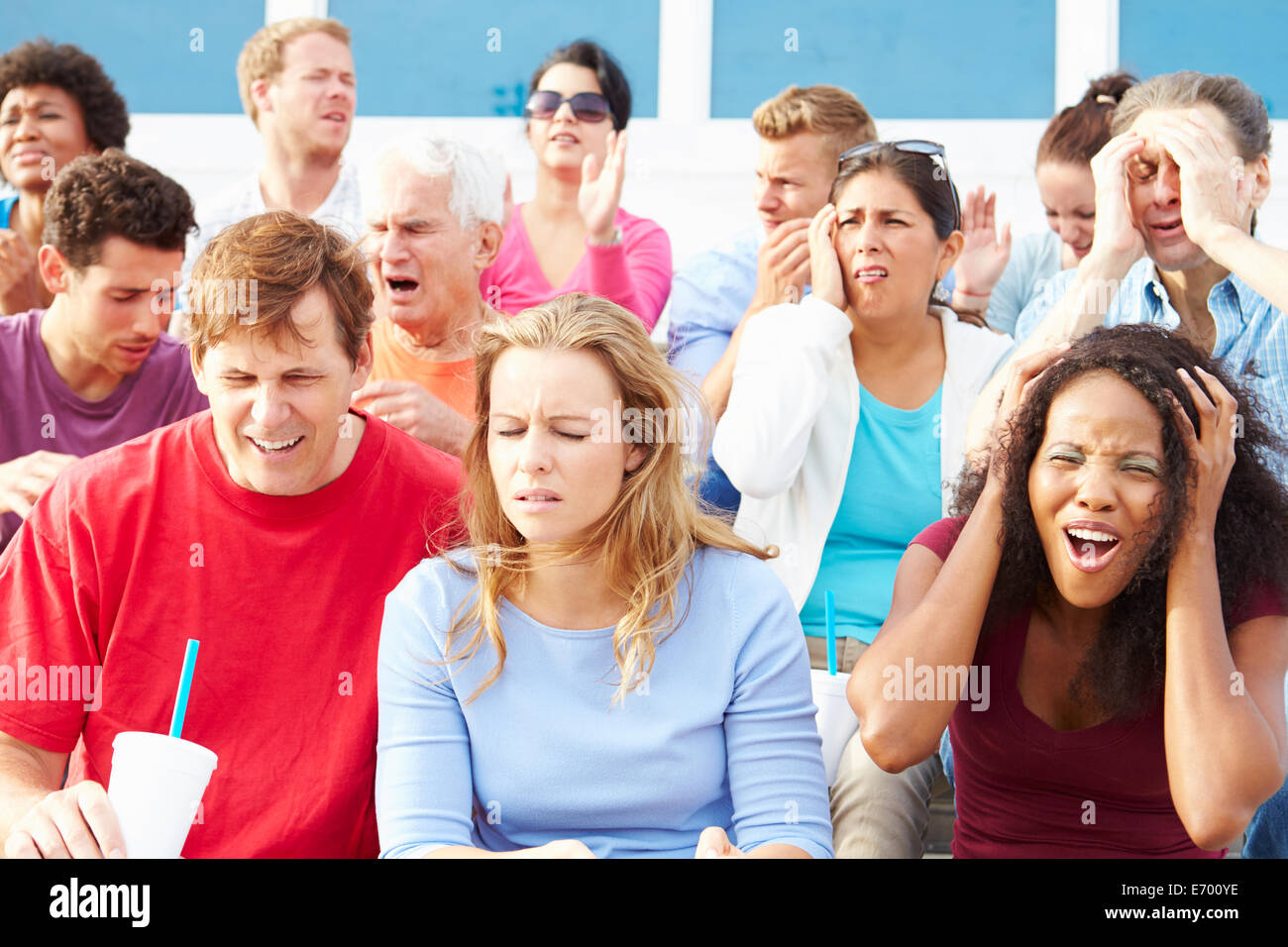 Enttäuscht Zuschauer beim Outdoor-Sport-Event Stockfoto