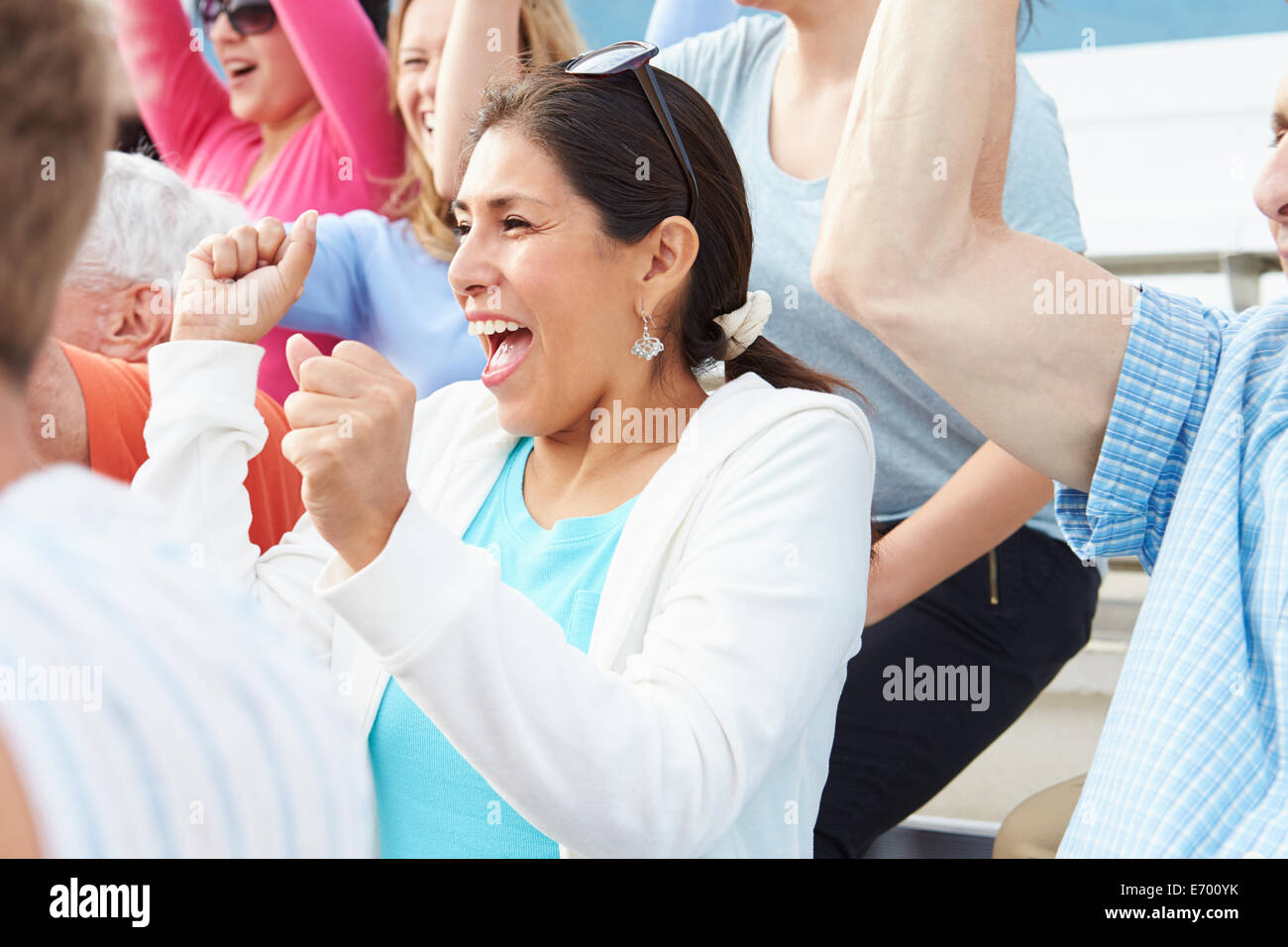 Frau im Publikum feiert am Sport-Event Stockfoto
