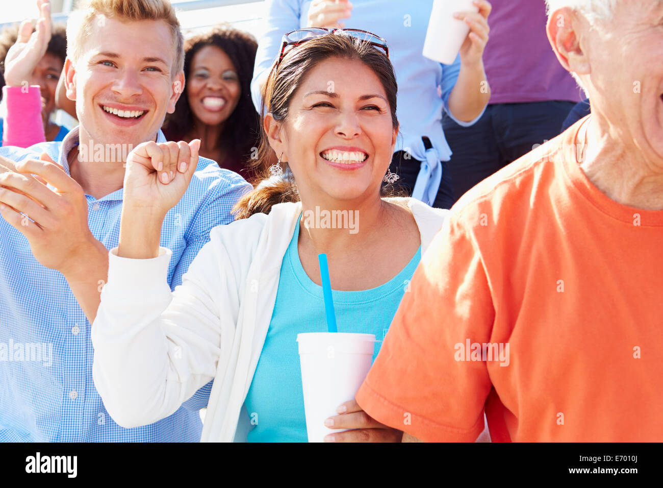 Publikum jubeln bei Outdoor-konzertante Aufführung Stockfoto