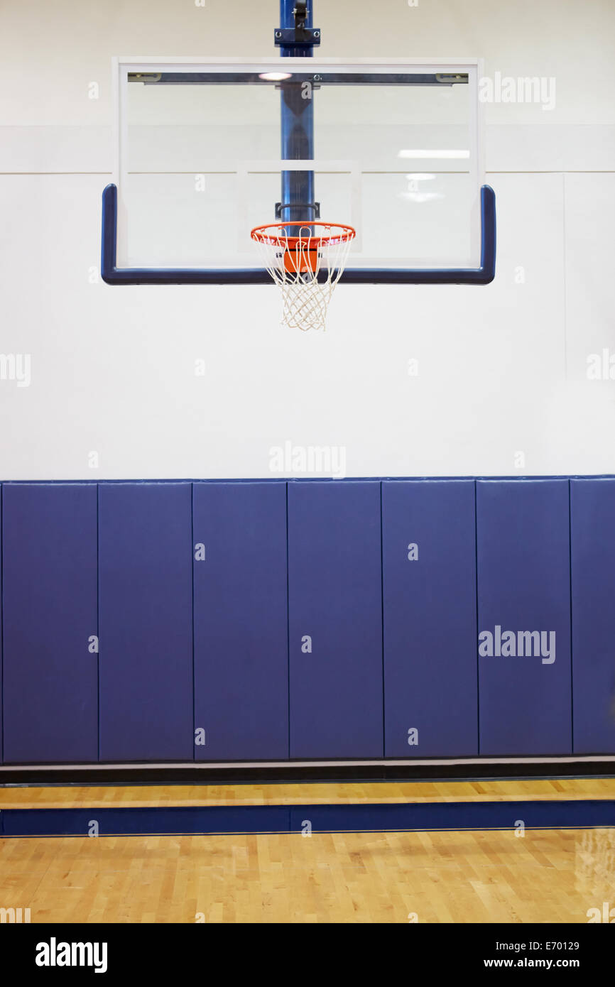 Leere Basketballplatz im Gymnasium Stockfoto