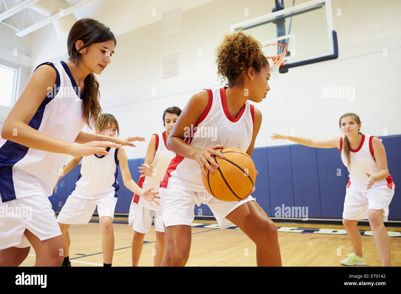 Weibliche High School Basketballteam Spiel Stockfoto