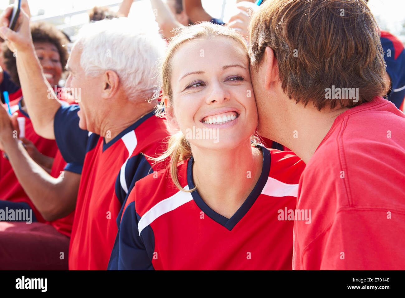 Sport-Zuschauer In Teamfarben feiern Stockfoto