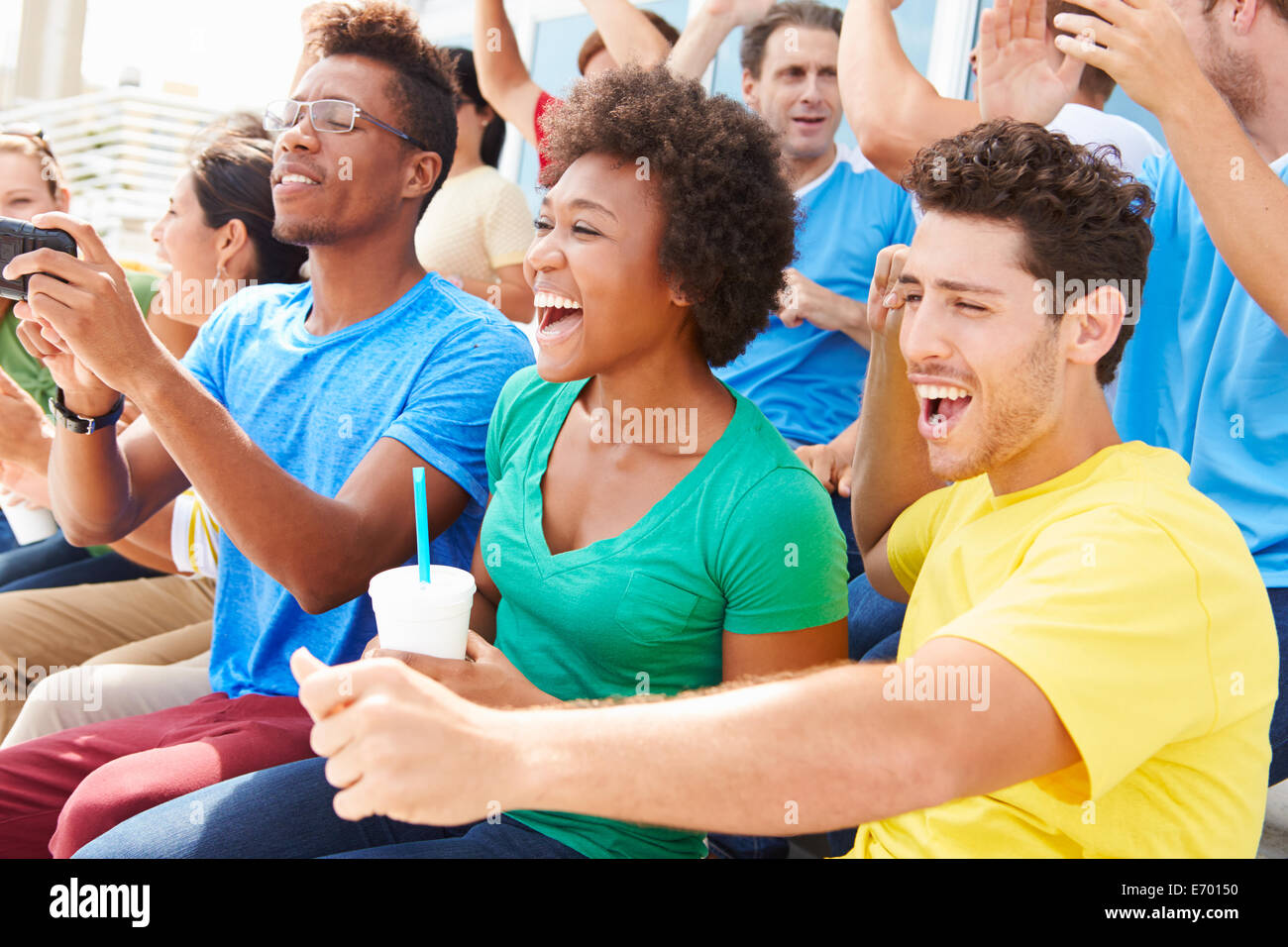 Zuschauer In Teamfarben gerade Sport-Event Stockfoto