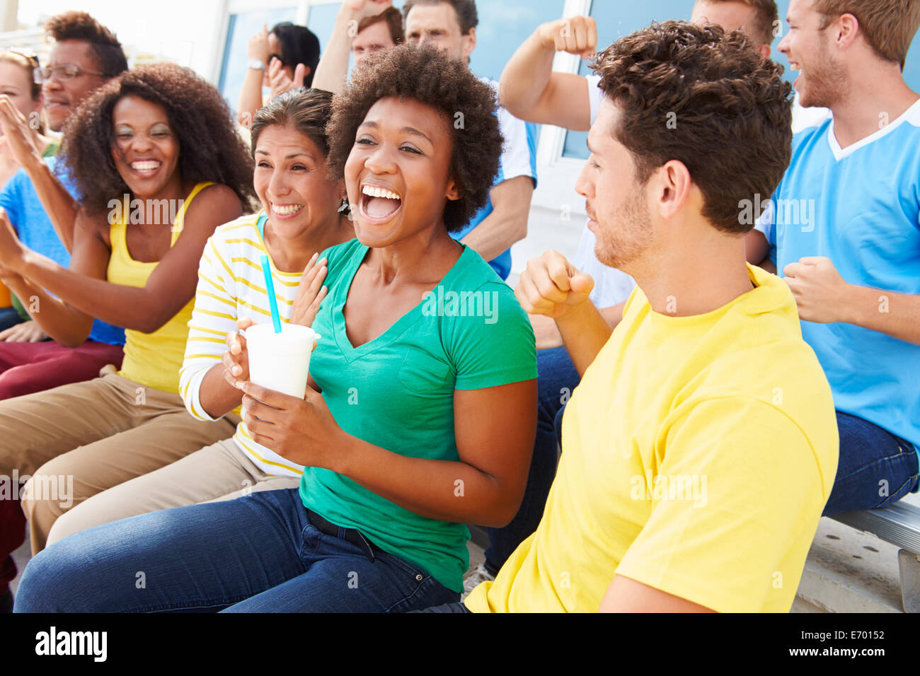 Zuschauer In Teamfarben gerade Sport-Event Stockfoto