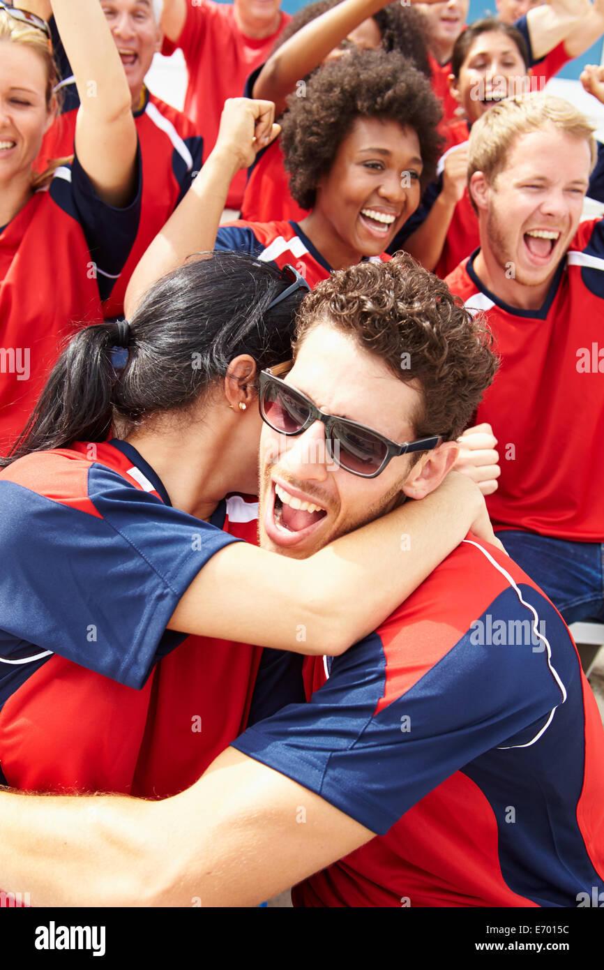 Sport-Zuschauer In Teamfarben feiern Stockfoto