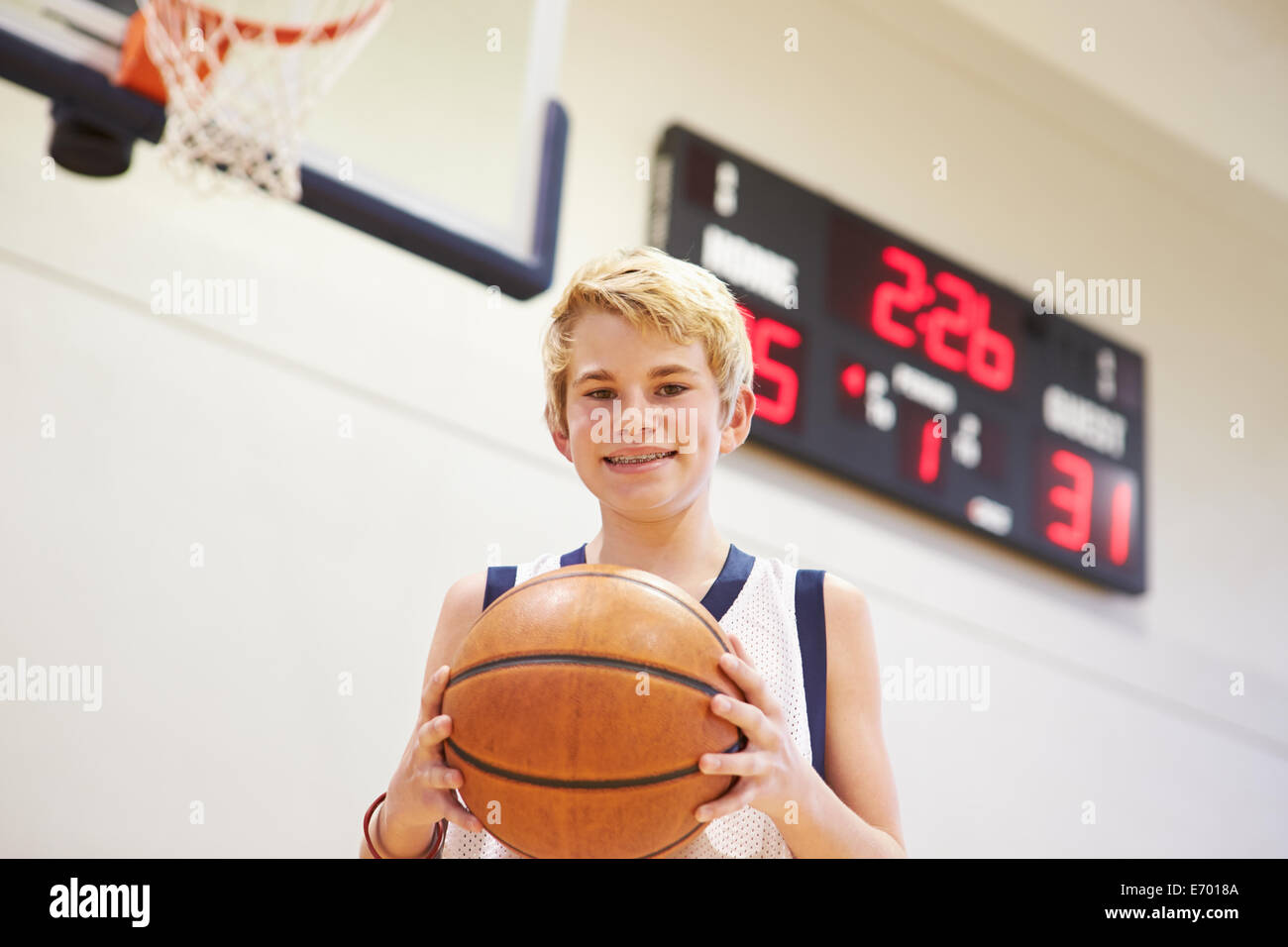 Porträt von männlichen High-School-Basketball-Spieler Stockfoto