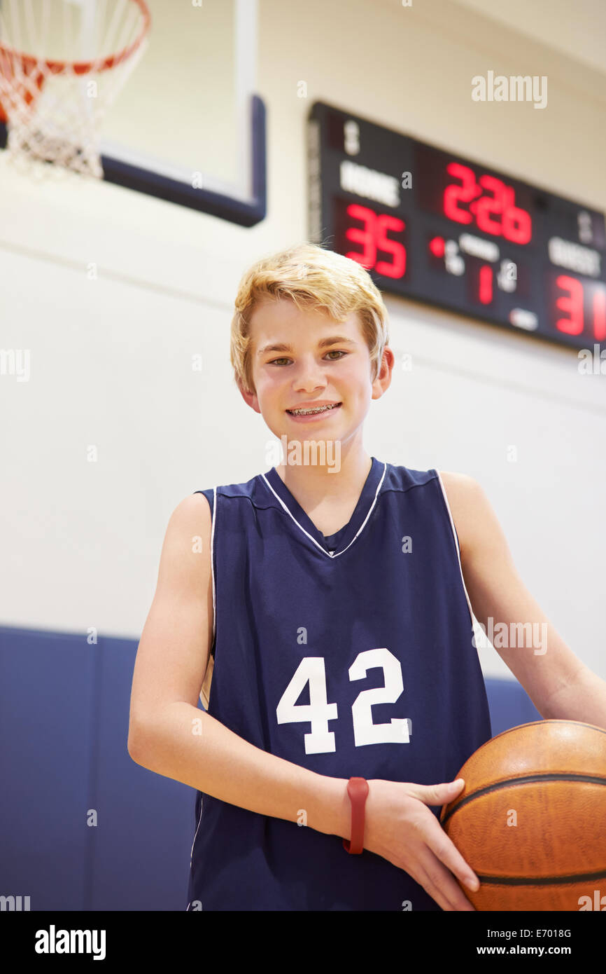 Porträt von männlichen High-School-Basketball-Spieler Stockfoto