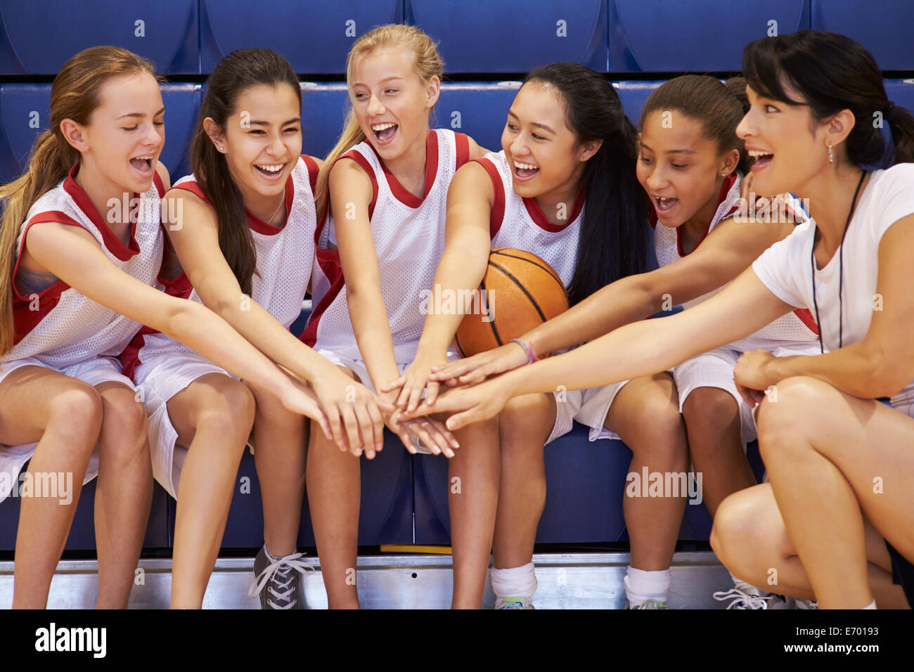 Trainer der weiblichen High School Basketballteam gibt Teamsitzung Stockfoto