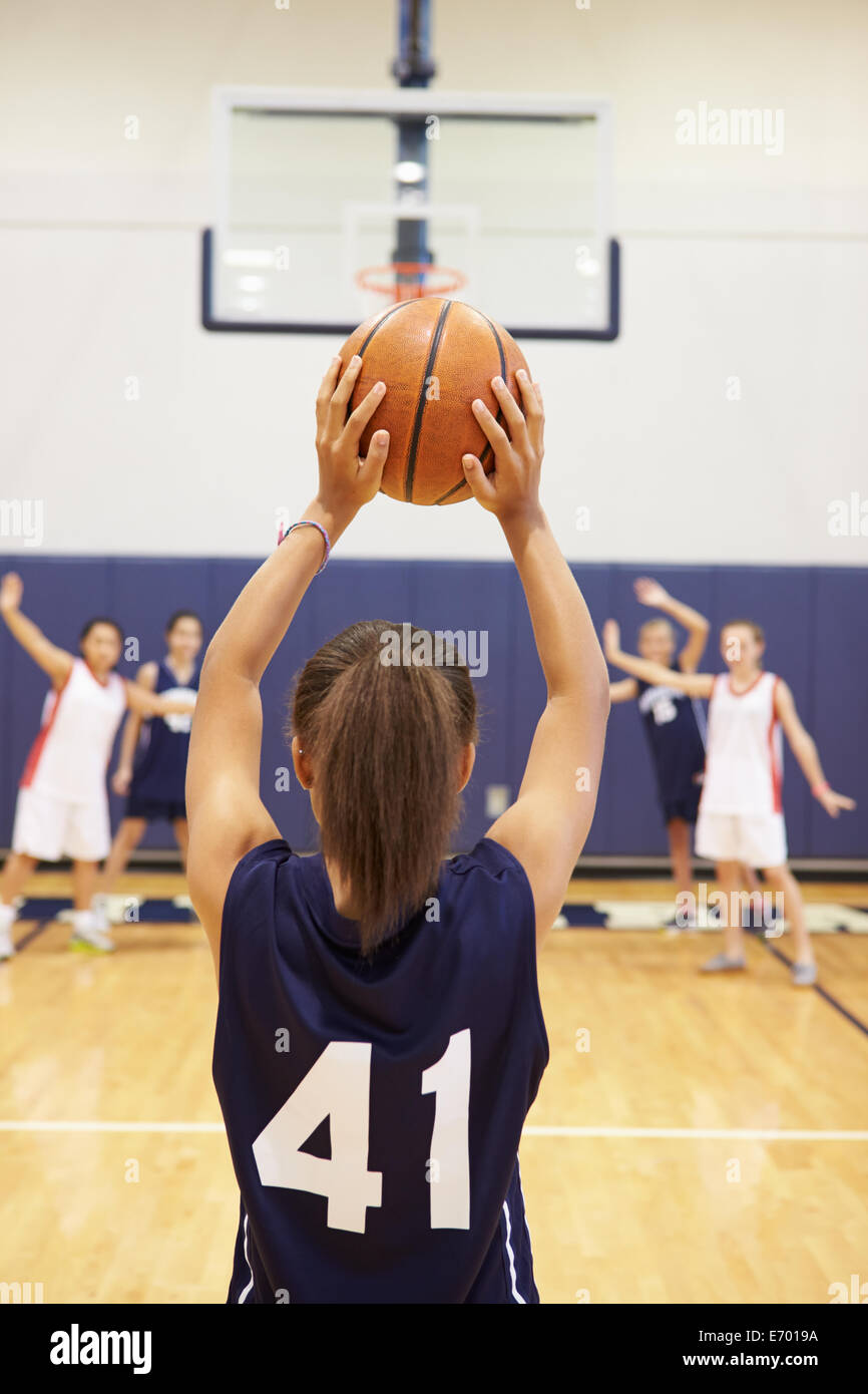 Weibliche High School Basketballspieler schießen Korb Stockfoto