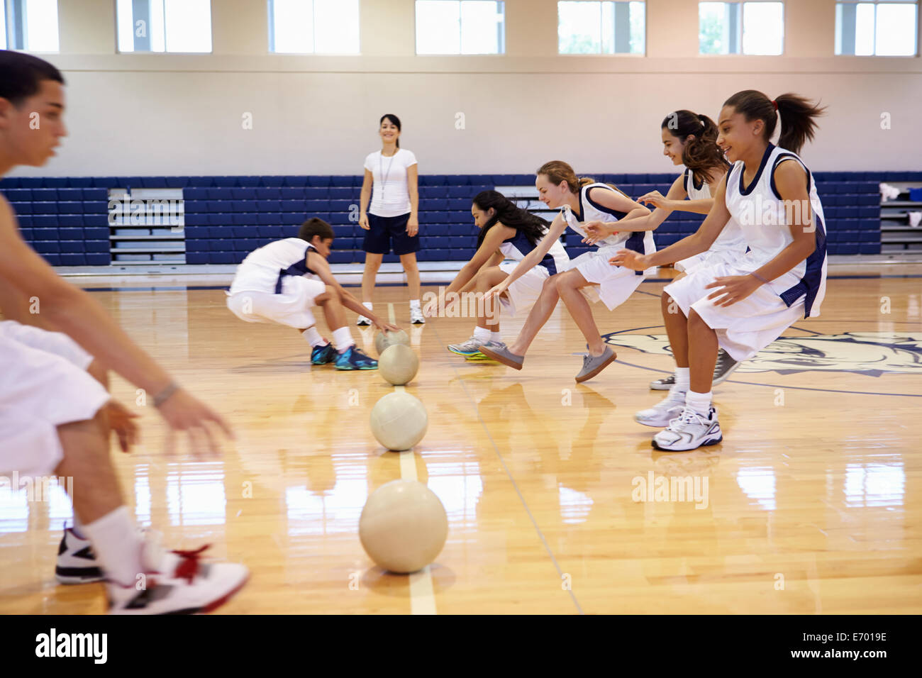 Schülerinnen und Schüler spielen Völkerball im Fitness-Studio Stockfoto