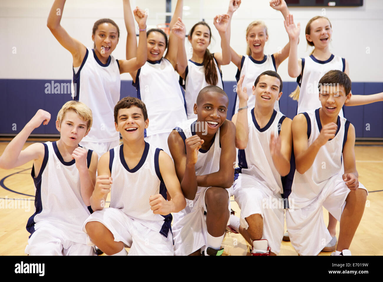 Porträt von High-School-Sport-Team im Fitness-Studio Stockfoto