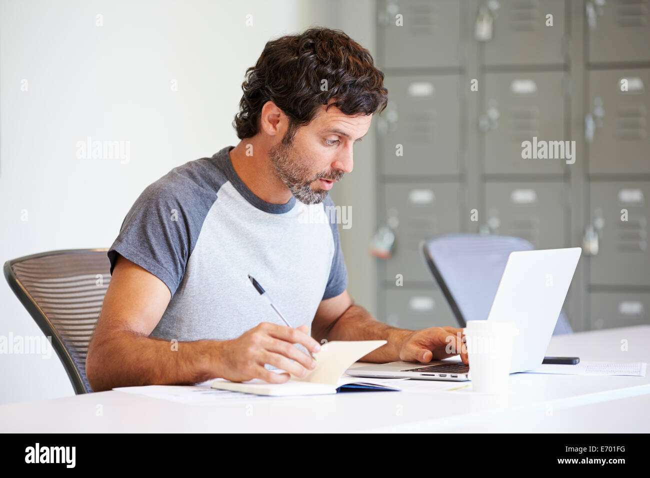 Leger gekleidet Mann arbeitet im Designstudio Stockfoto