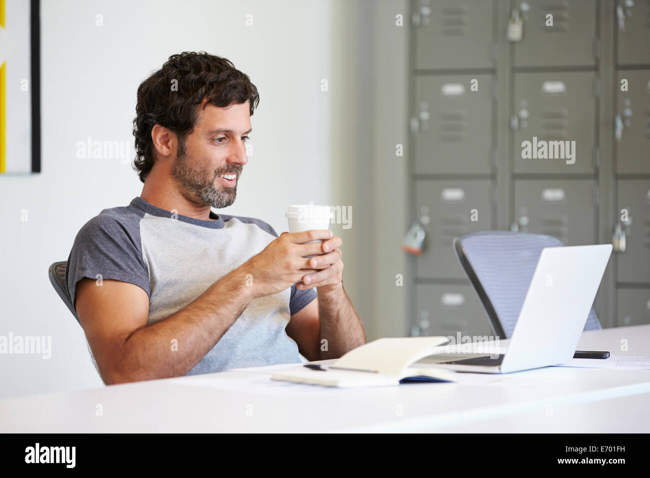 Leger gekleidet Mann arbeitet im Designstudio Stockfoto