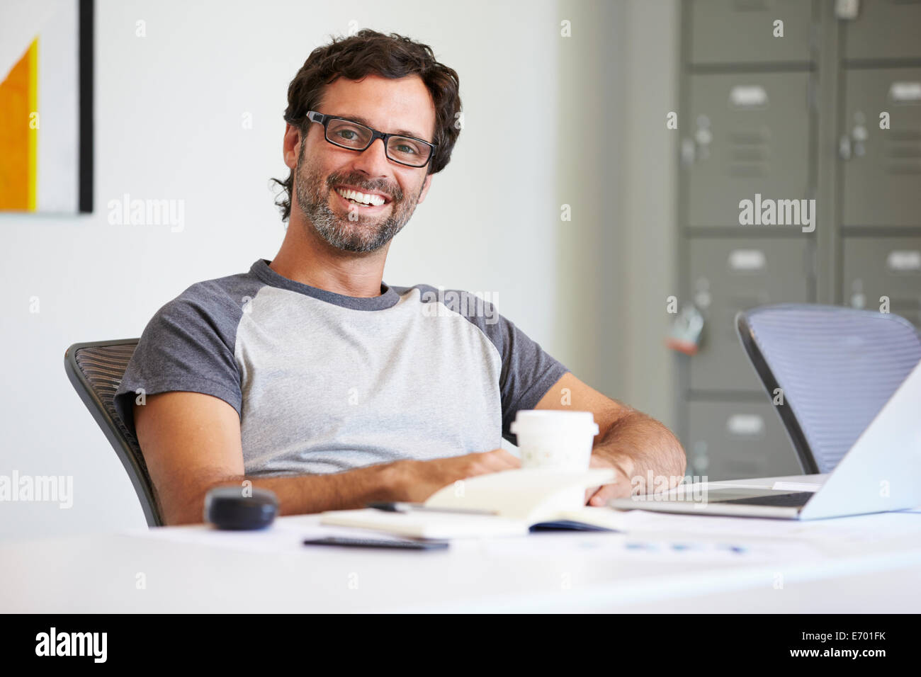 Porträt von leger gekleidet Mann arbeitet im Designstudio Stockfoto