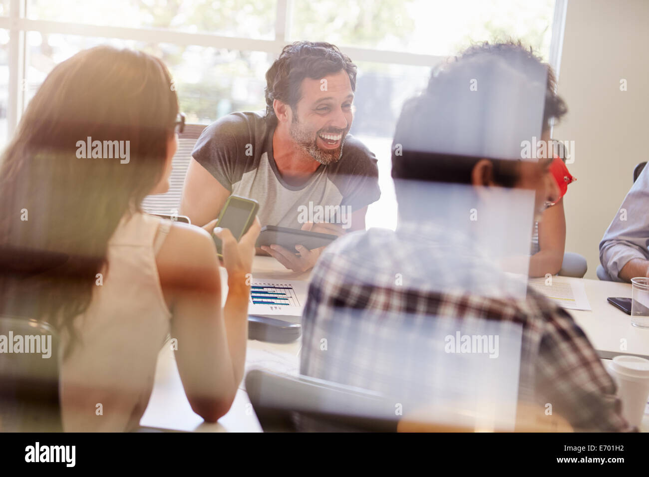 Designer treffen über Fenster angezeigt Stockfoto