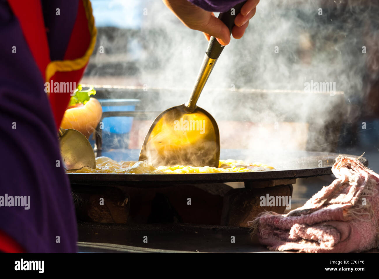 Asiatische Pankaces Kochen in einen thailändischen Markt Tag. Stockfoto