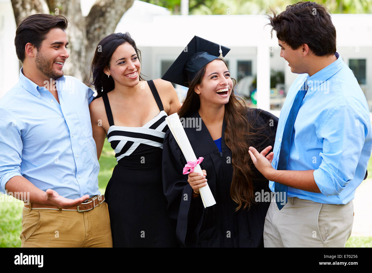 Hispanische Student und Familie feiern Abschluss Stockfoto