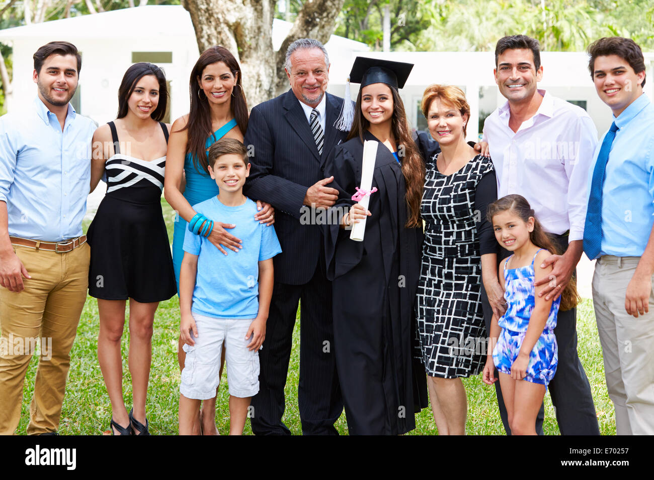 Hispanische Student und Familie feiern Abschluss Stockfoto