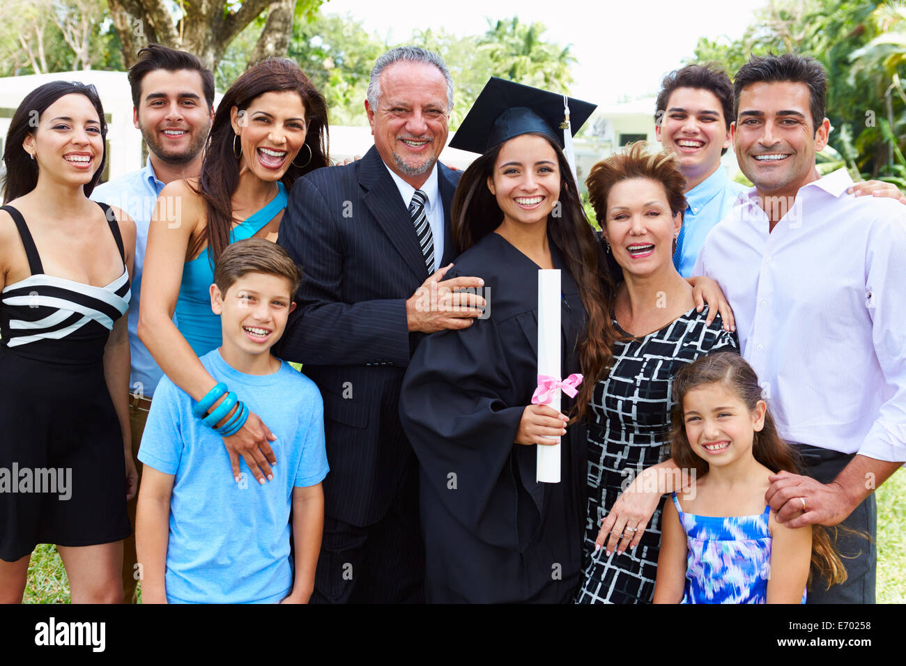 Hispanische Student und Familie feiern Abschluss Stockfoto