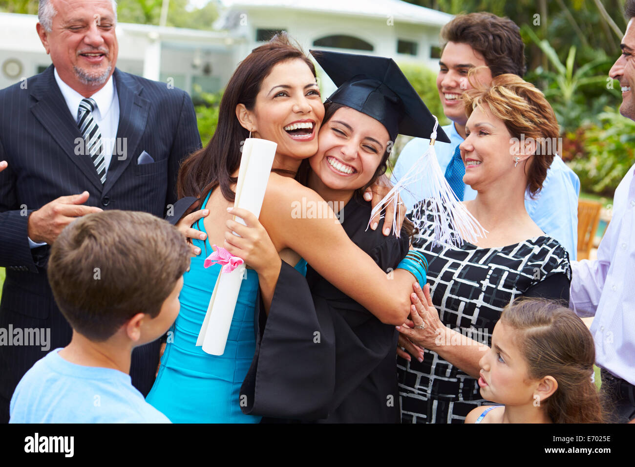 Hispanische Student und Familie feiern Abschluss Stockfoto