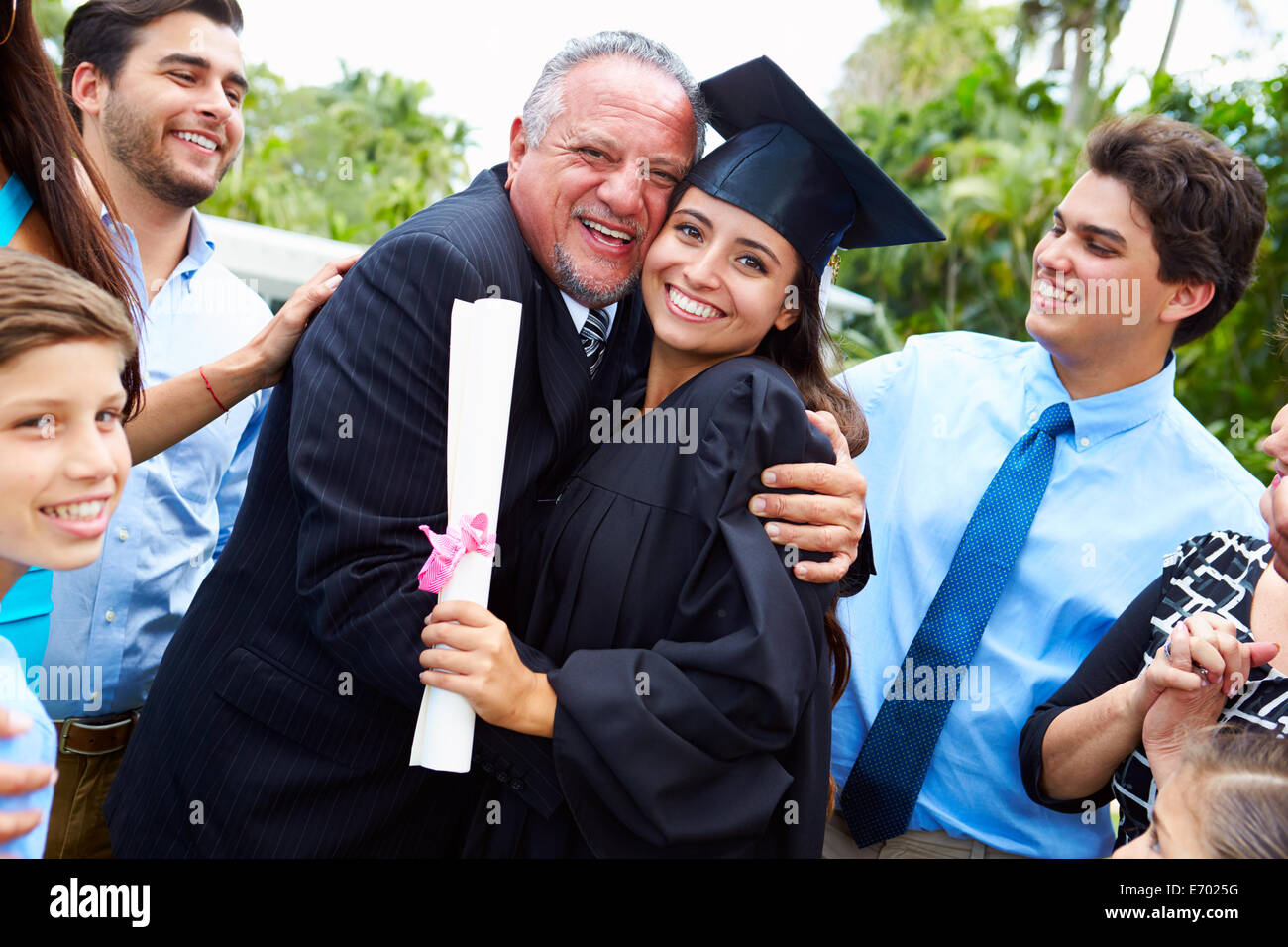 Hispanische Student und Familie feiern Abschluss Stockfoto