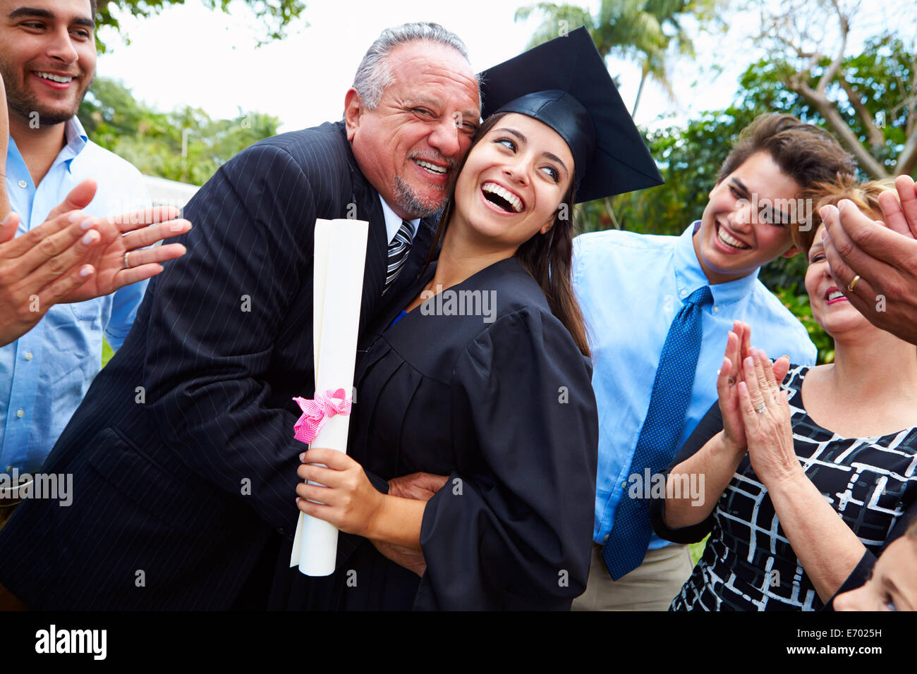 Hispanische Student und Familie feiern Abschluss Stockfoto