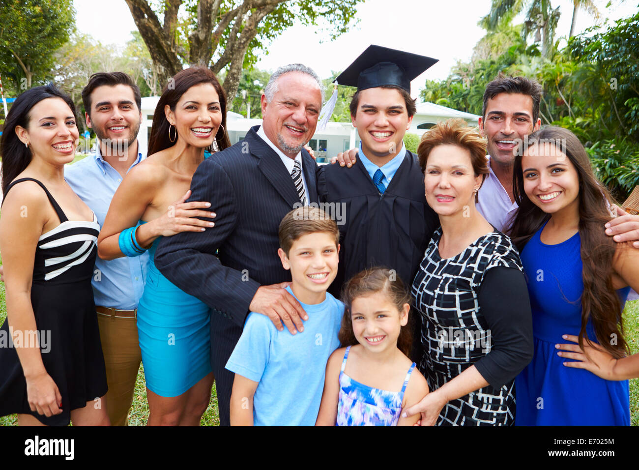 Hispanische Student und Familie feiern Abschluss Stockfoto