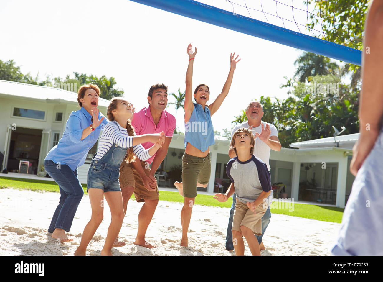 Multi-Generationen-Familie Volleyball spielen, im Garten Stockfoto