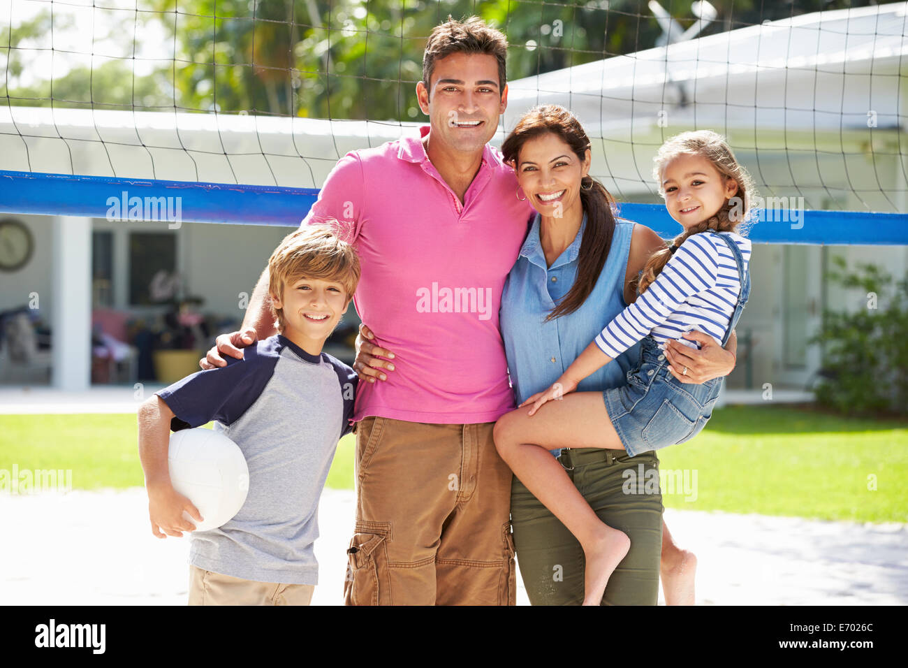 Porträt der Familie, Volleyball spielen, im Garten zu Hause Stockfoto