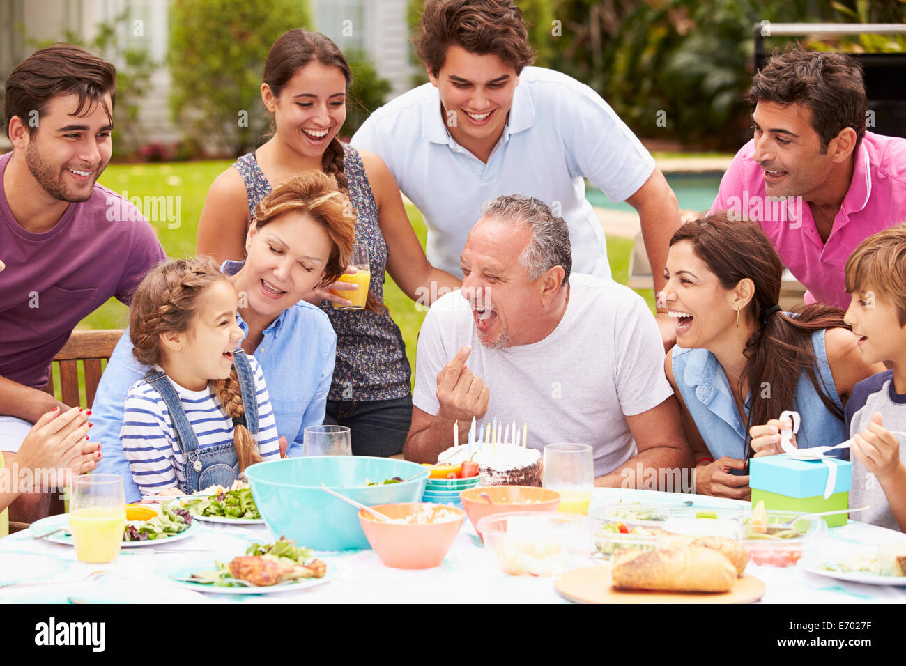 Multi-Generationen-Familie feiert Geburtstag im Garten Stockfoto
