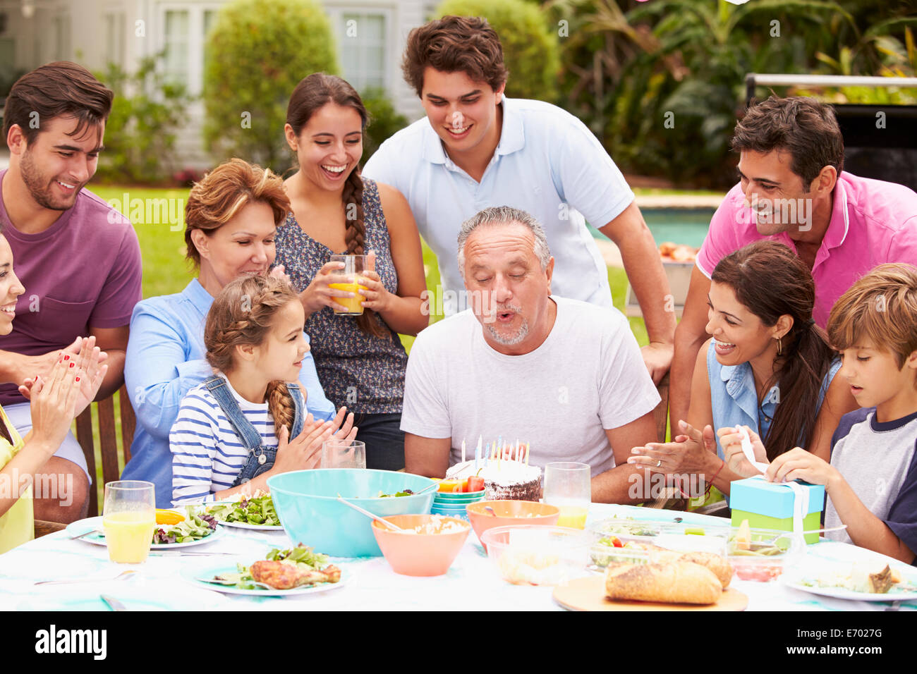 Multi-Generationen-Familie feiert Geburtstag im Garten Stockfoto
