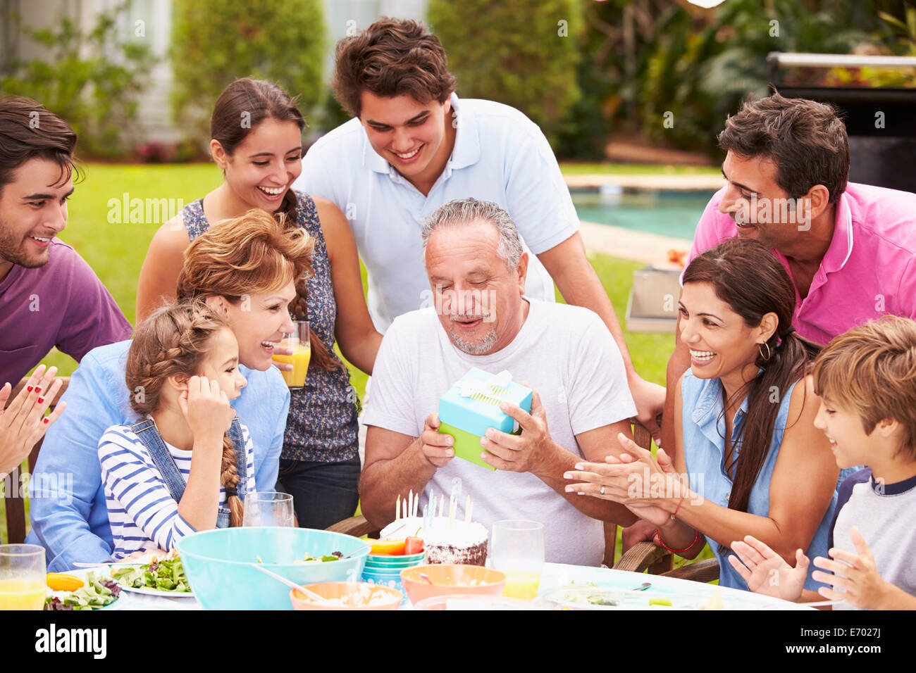 Multi-Generationen-Familie feiert Geburtstag im Garten Stockfoto