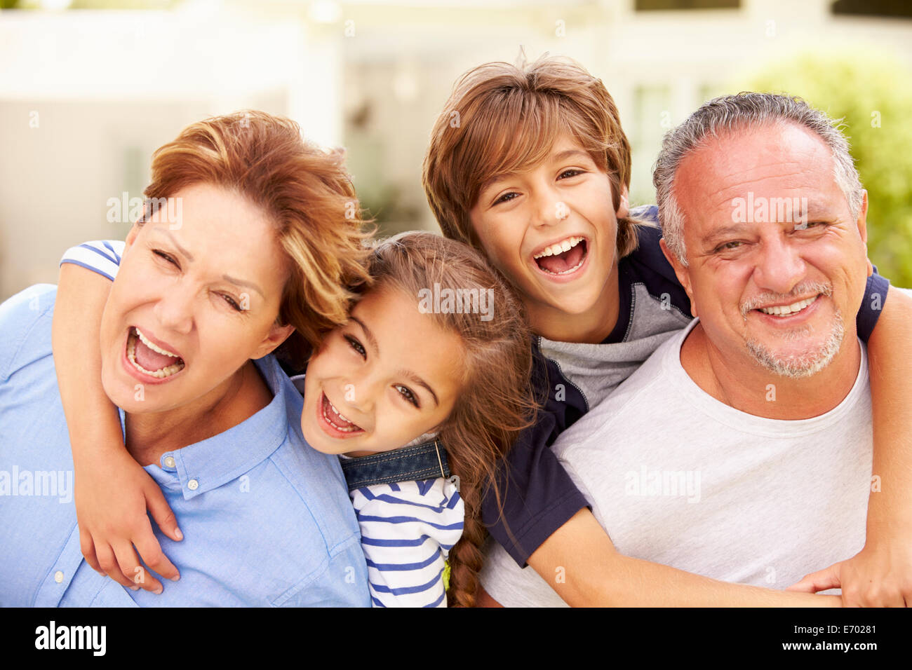 Porträt von Großeltern und Enkel im Garten Stockfoto