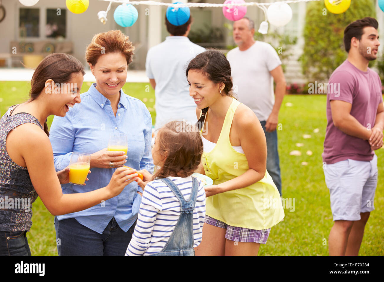 Multi-Generationen-Familie Party im Garten gemeinsam genießen Stockfoto