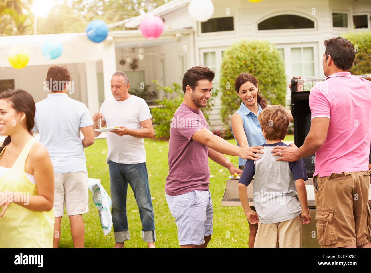 Multi-Generationen-Familie Party im Garten gemeinsam genießen Stockfoto