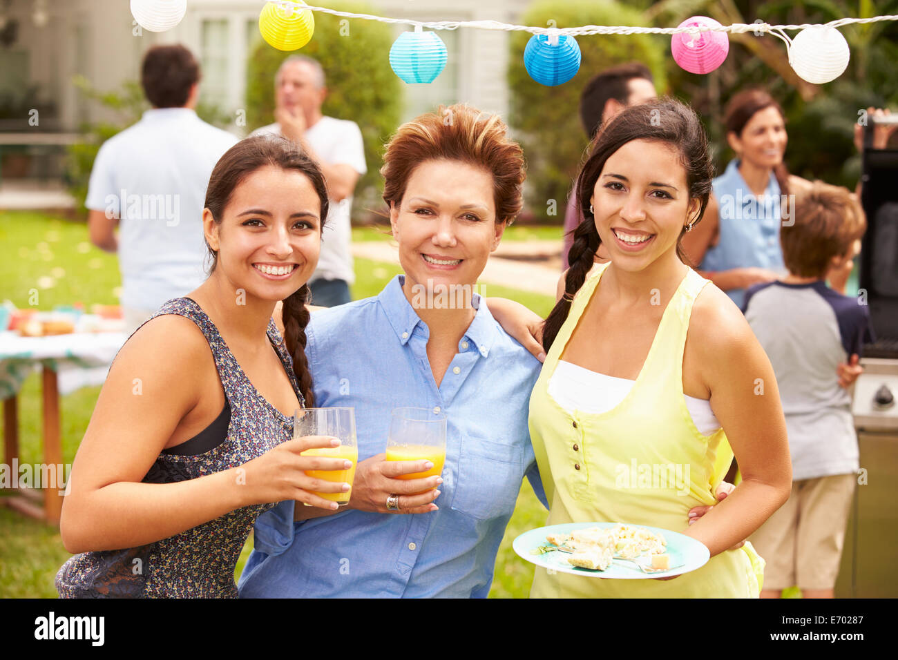 Mutter mit erwachsenen Töchtern und genießt die Party im Garten Stockfoto