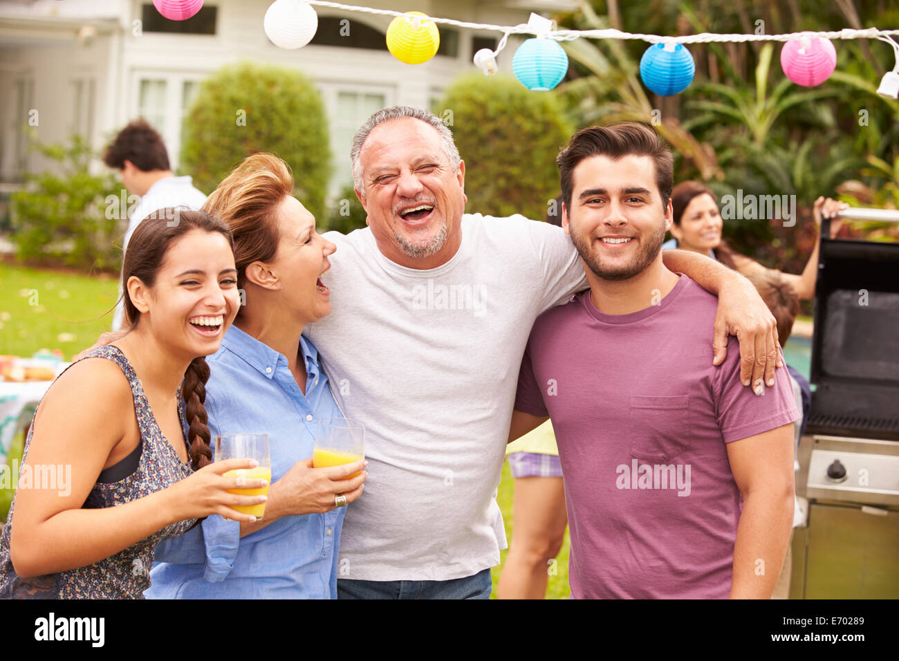 Eltern mit erwachsenen Kindern, die Party im Garten genießen Stockfoto