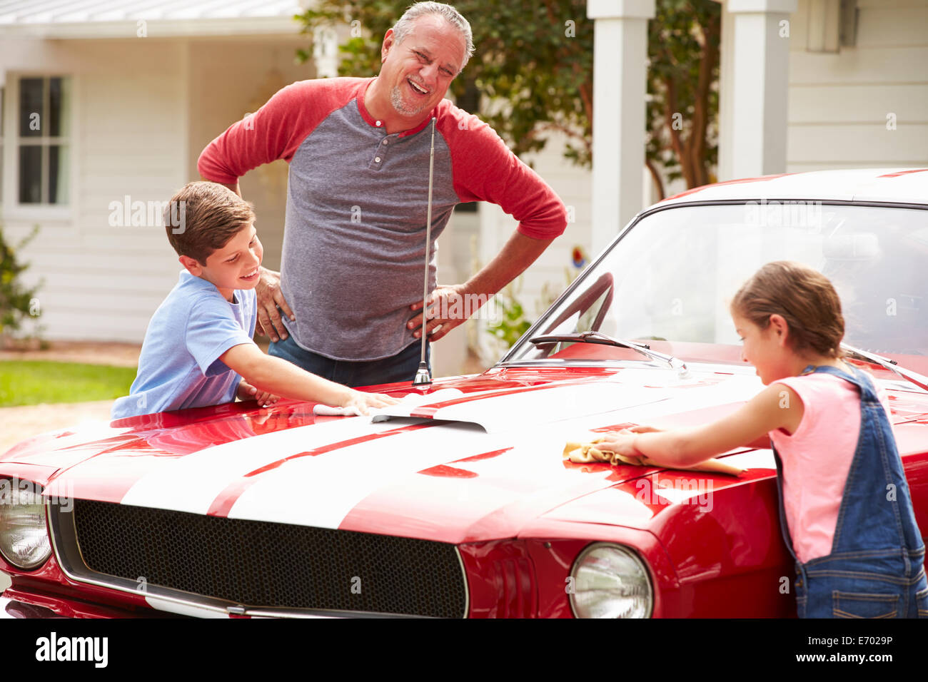 Großvater mit Enkel Reinigung restaurierte Oldtimer Stockfoto