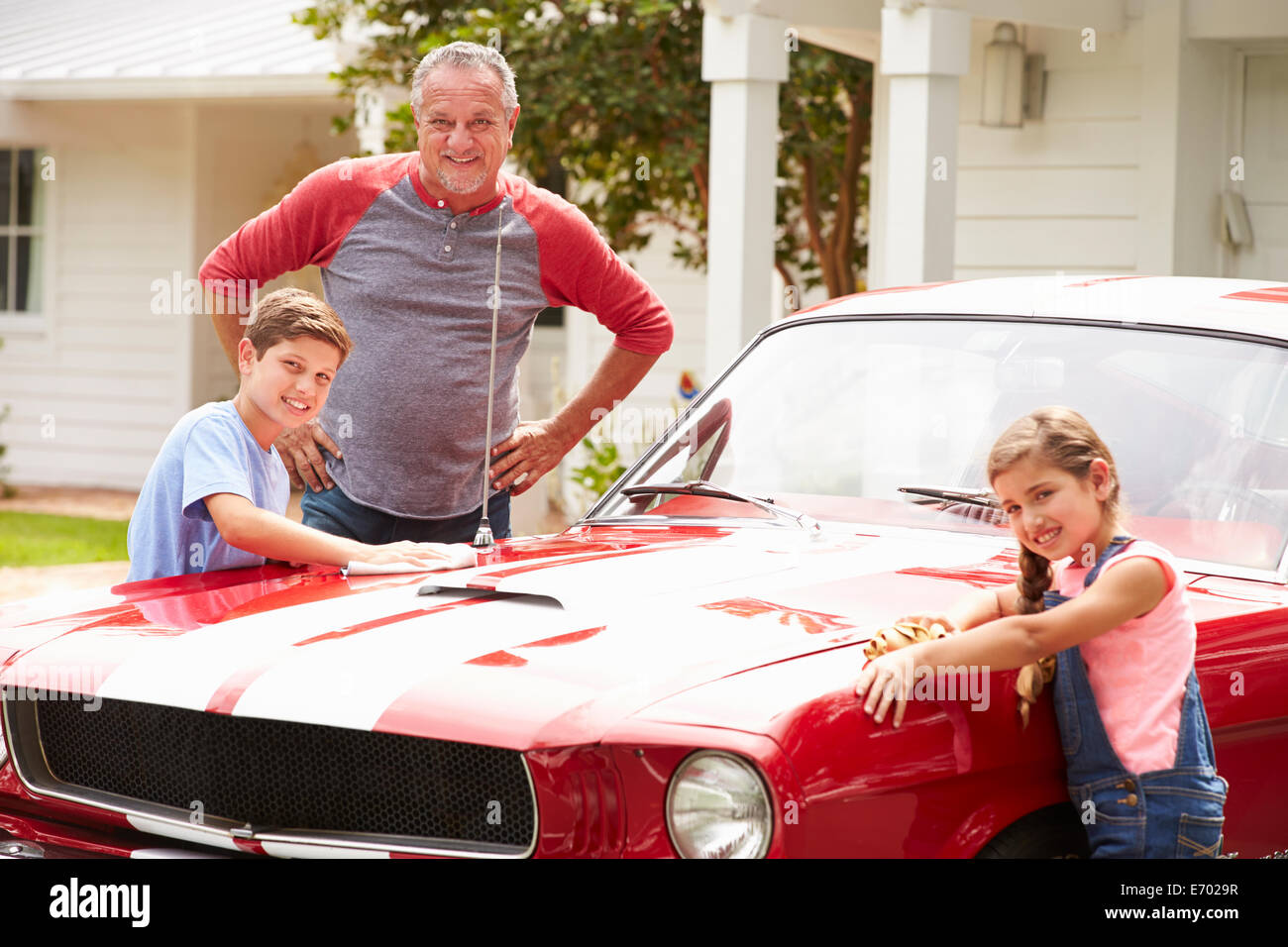 Großvater mit Enkel Reinigung restaurierte Oldtimer Stockfoto