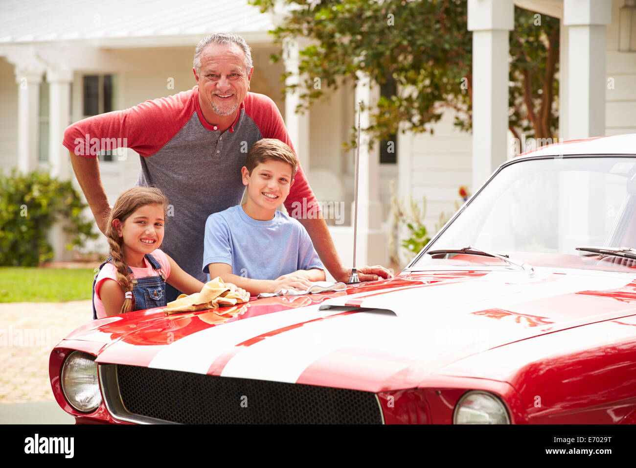 Großvater mit Enkel Reinigung restaurierte Oldtimer Stockfoto