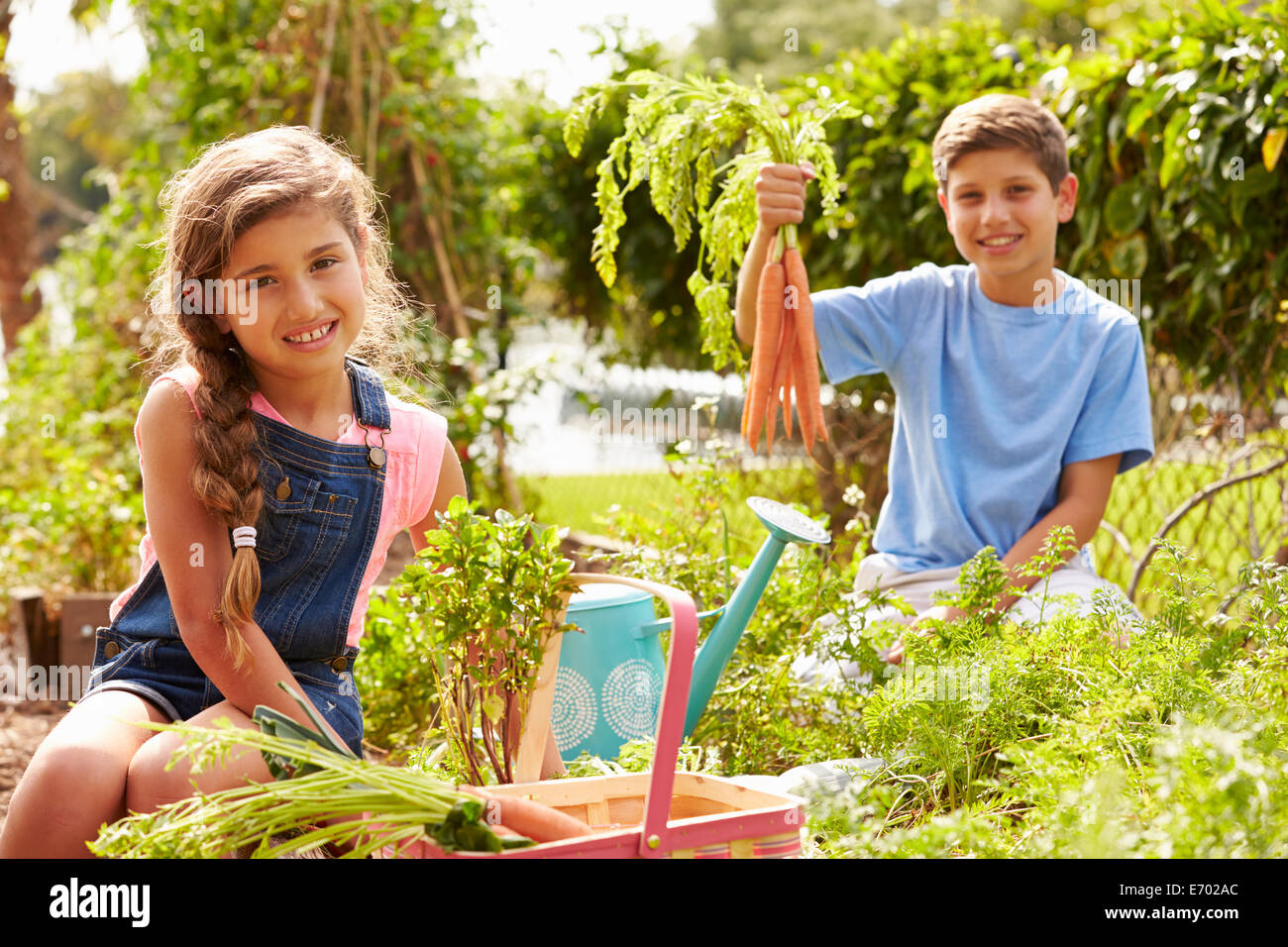 Zwei Kinder gemeinsam auf Zuteilung Stockfoto